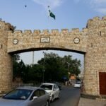 بابِ خیبر (خیبر پاس گیٹ وے) کا افقی منظر، خیبر پختونخوا؛ پاک افغان سرحدی سیاق کی توضیحی تصویر، جاری کارروائی کی گرافک تصویر نہیں