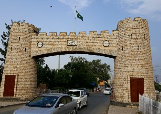 بابِ خیبر (خیبر پاس گیٹ وے) کا افقی منظر، خیبر پختونخوا؛ پاک افغان سرحدی سیاق کی توضیحی تصویر، جاری کارروائی کی گرافک تصویر نہیں