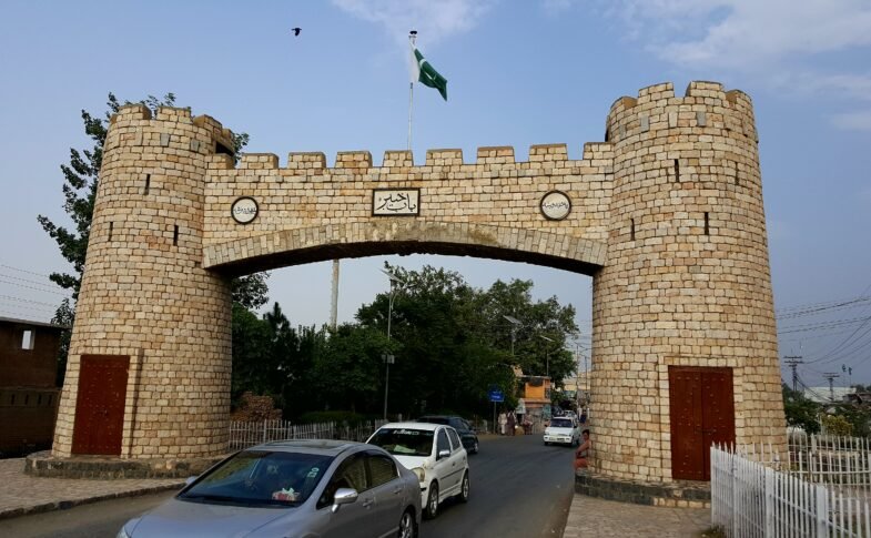 بابِ خیبر (خیبر پاس گیٹ وے) کا افقی منظر، خیبر پختونخوا؛ پاک افغان سرحدی سیاق کی توضیحی تصویر، جاری کارروائی کی گرافک تصویر نہیں