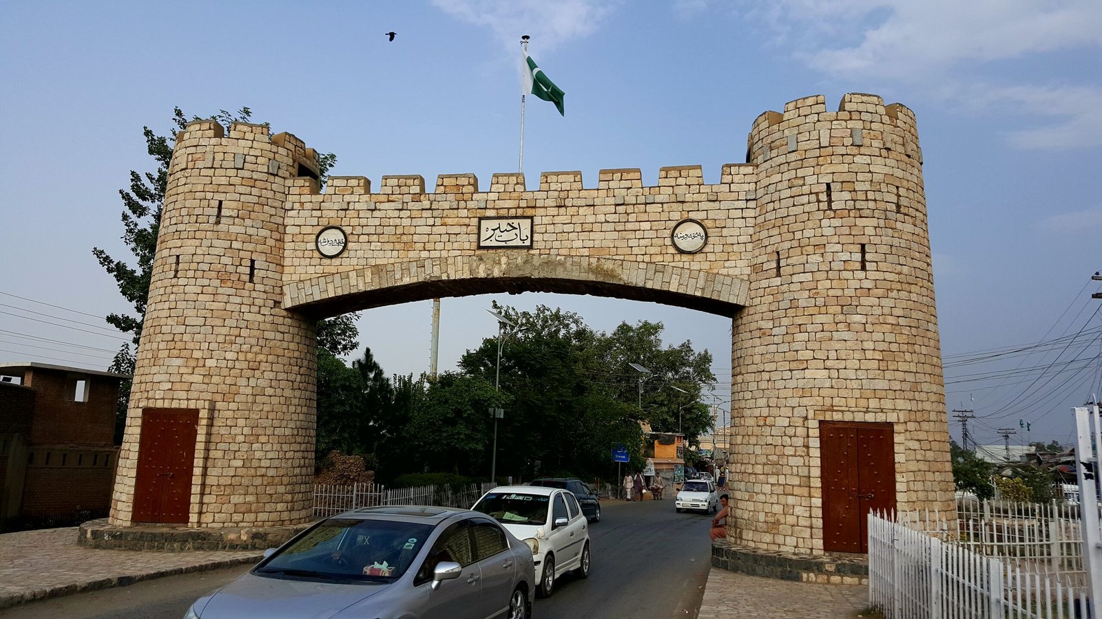 بابِ خیبر (خیبر پاس گیٹ وے) کا افقی منظر، خیبر پختونخوا؛ پاک افغان سرحدی سیاق کی توضیحی تصویر، جاری کارروائی کی گرافک تصویر نہیں