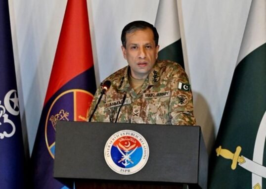 ڈائریکٹر جنرل آئی ایس پی آر لیفٹیننٹ جنرل احمد شریف چوہدری — فوٹو: ایکسپریس