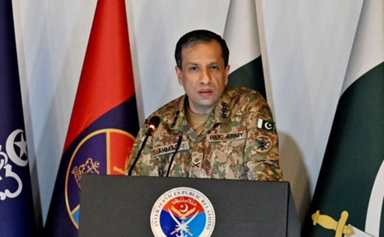 ڈائریکٹر جنرل آئی ایس پی آر لیفٹیننٹ جنرل احمد شریف چوہدری — فوٹو: ایکسپریس