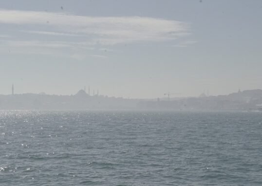 Istanbuls skyline langs Bosporus