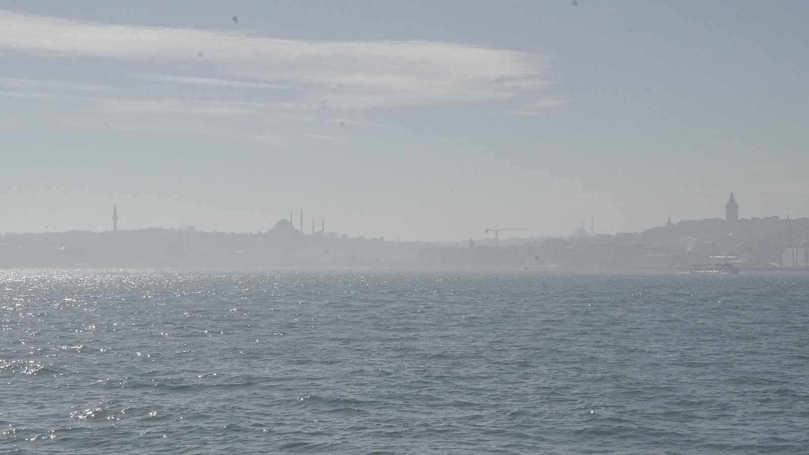 Istanbuls skyline langs Bosporus
