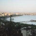 باکو کا منظرنامہ، آذربائیجان — برونو گیرن، CC BY-SA 2.0، وکی میڈیا کامنز۔