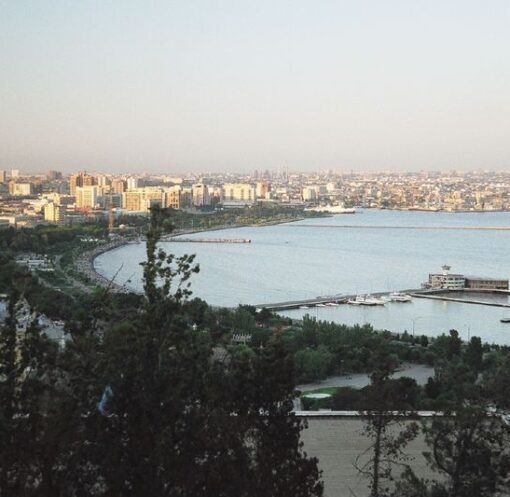 باکو کا منظرنامہ، آذربائیجان — برونو گیرن، CC BY-SA 2.0، وکی میڈیا کامنز۔