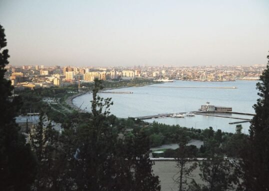 باکو کا منظرنامہ، آذربائیجان — برونو گیرن، CC BY-SA 2.0، وکی میڈیا کامنز۔