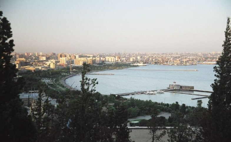 باکو کا منظرنامہ، آذربائیجان — برونو گیرن، CC BY-SA 2.0، وکی میڈیا کامنز۔
