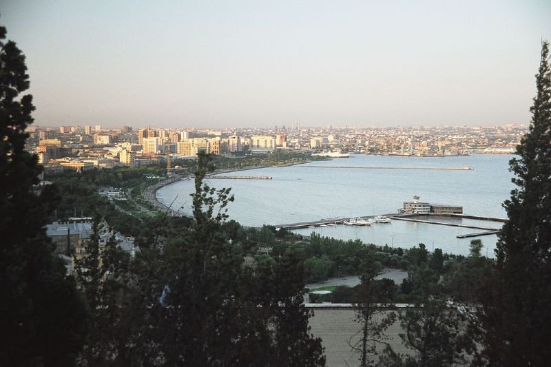 باکو کا منظرنامہ، آذربائیجان — برونو گیرن، CC BY-SA 2.0، وکی میڈیا کامنز۔