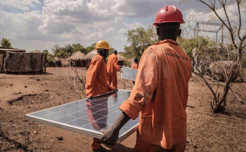 دیہی افریقہ میں شمسی توانائی تبدیلی لا رہی ہے — IAfrica76، CC0، وکی میڈیا کامنز۔