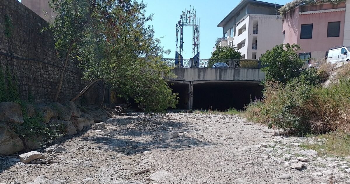 Dry bed of the Huveaune River in Aubagne, France, during the July 2022 heatwave — Ianaré Sévi / Wikimedia Commons (CC BY-SA 4.0)