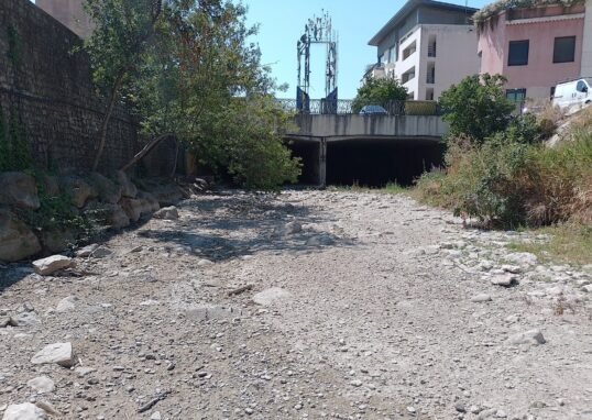 Dry bed of the Huveaune River in Aubagne, France, during the July 2022 heatwave — Ianaré Sévi / Wikimedia Commons (CC BY-SA 4.0)