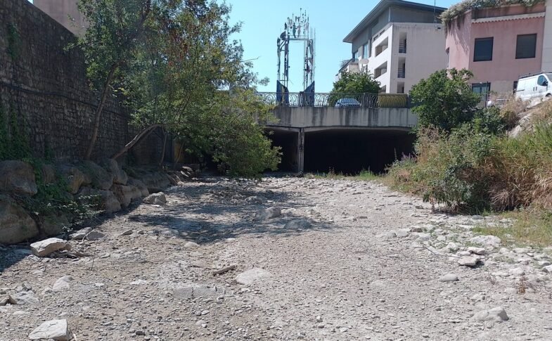 Dry bed of the Huveaune River in Aubagne, France, during the July 2022 heatwave — Ianaré Sévi / Wikimedia Commons (CC BY-SA 4.0)