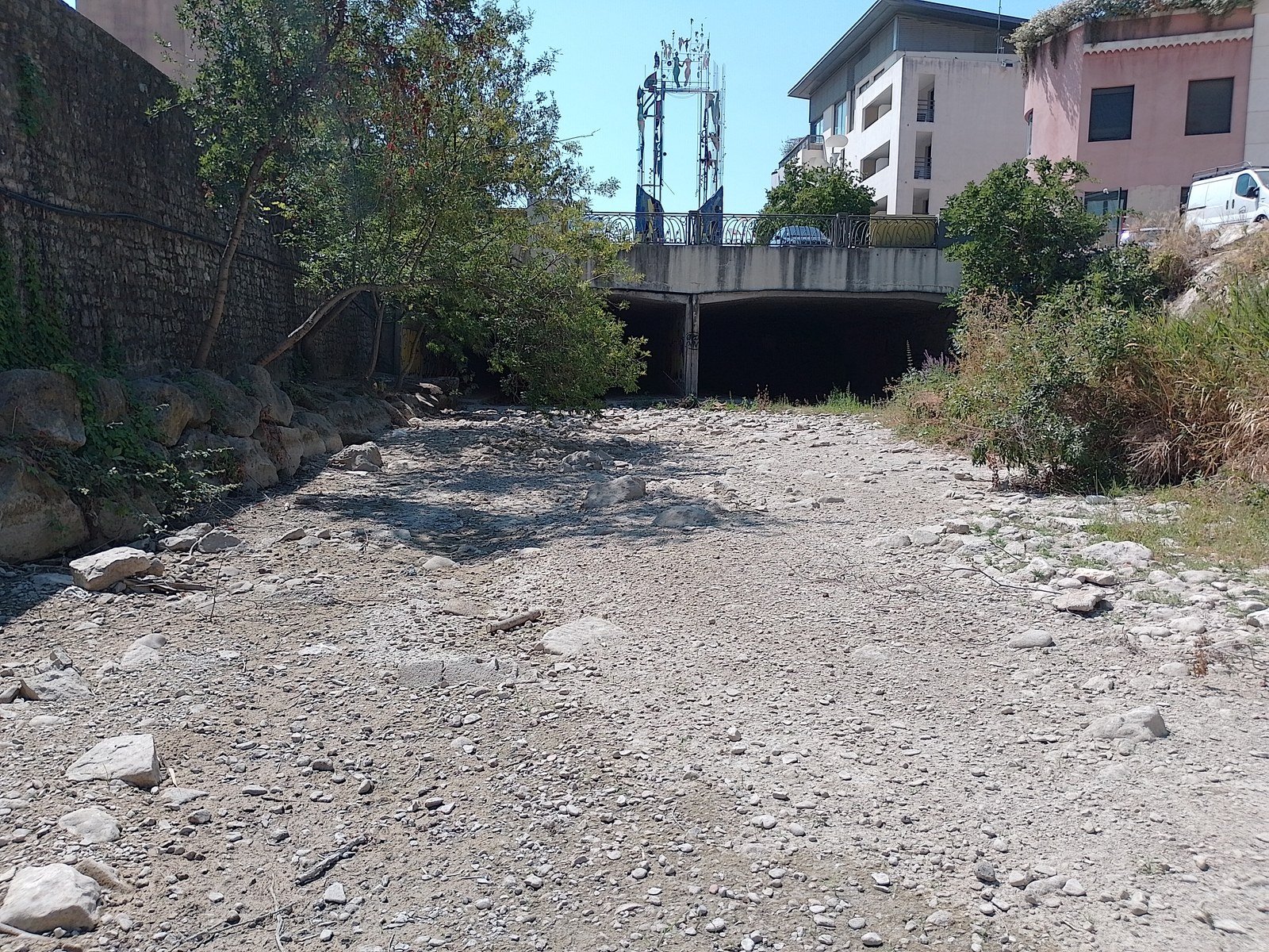 Dry bed of the Huveaune River in Aubagne, France, during the July 2022 heatwave — Ianaré Sévi / Wikimedia Commons (CC BY-SA 4.0)