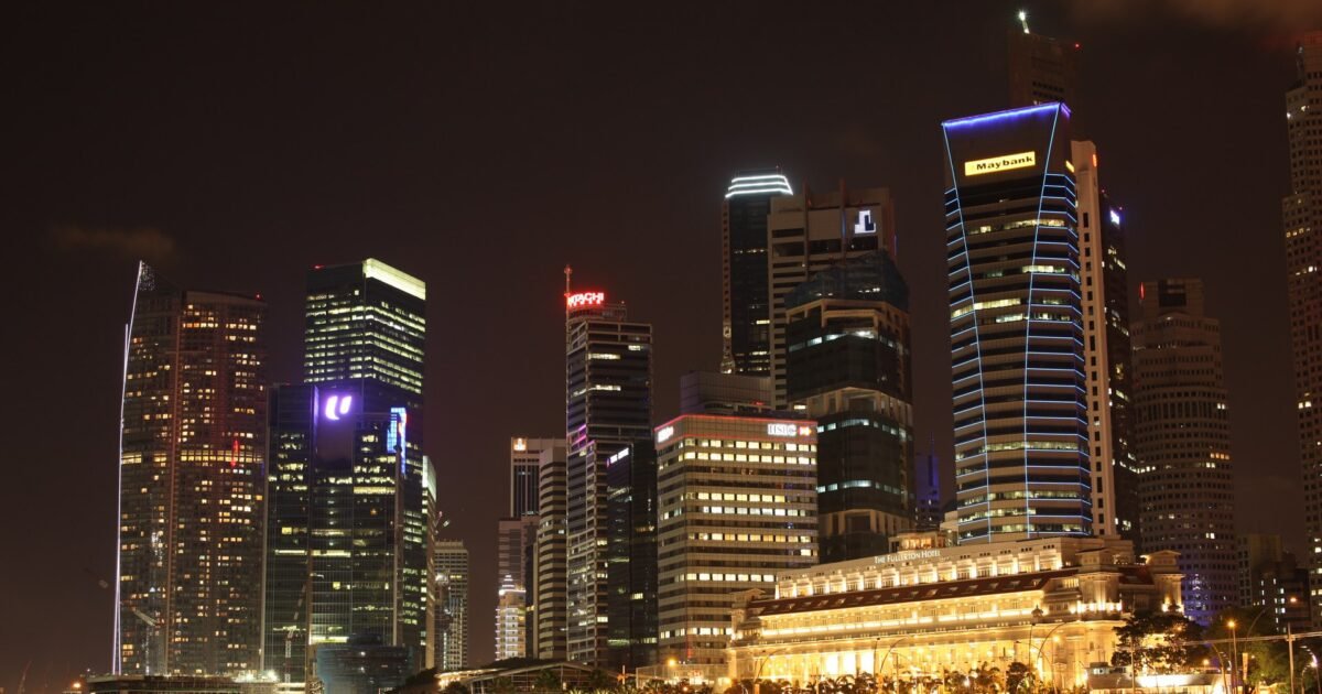 Singapore skyline at night seen from Esplanade – Theatres on the Bay — ElHeineken (Lars Heineken) / Wikimedia Commons (CC BY 3.0)