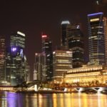 Singapore skyline at night seen from Esplanade – Theatres on the Bay — ElHeineken (Lars Heineken) / Wikimedia Commons (CC BY 3.0)
