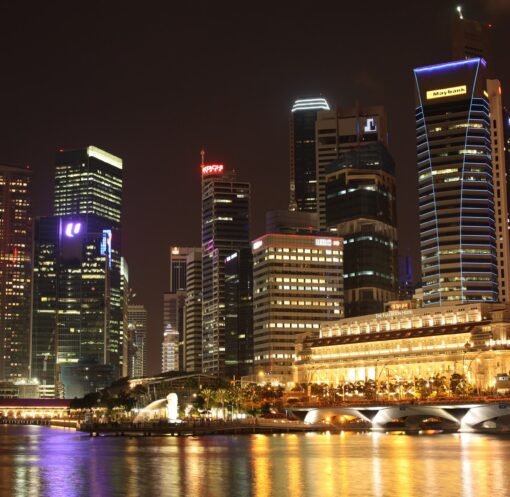 Singapore skyline at night seen from Esplanade – Theatres on the Bay — ElHeineken (Lars Heineken) / Wikimedia Commons (CC BY 3.0)