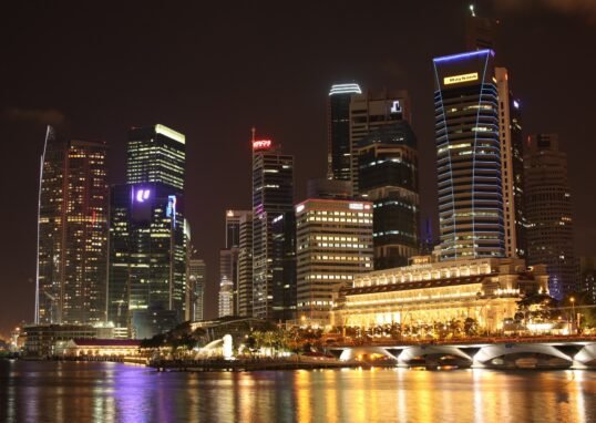 Singapore skyline at night seen from Esplanade – Theatres on the Bay — ElHeineken (Lars Heineken) / Wikimedia Commons (CC BY 3.0)