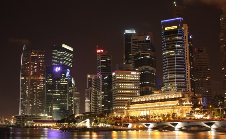 Singapore skyline at night seen from Esplanade – Theatres on the Bay — ElHeineken (Lars Heineken) / Wikimedia Commons (CC BY 3.0)