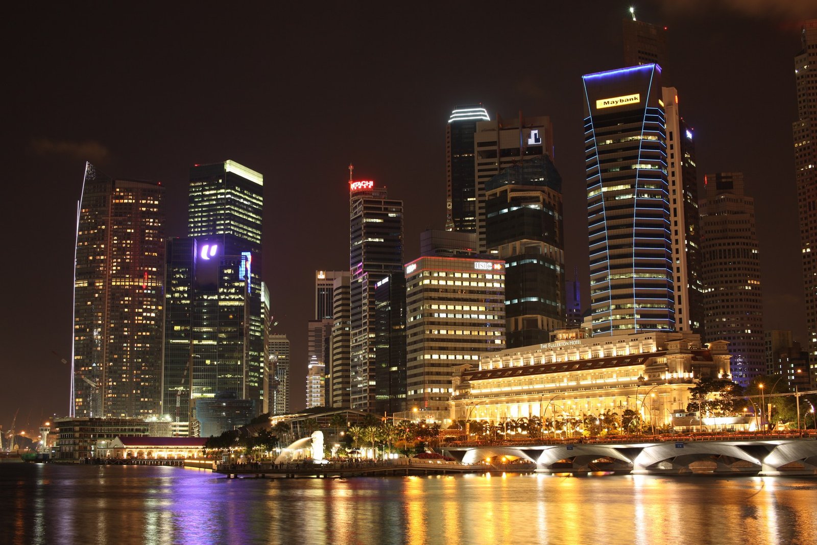 Singapore skyline at night seen from Esplanade – Theatres on the Bay — ElHeineken (Lars Heineken) / Wikimedia Commons (CC BY 3.0)