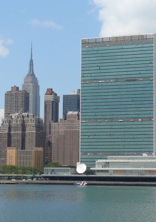 United Nations Headquarters with Chrysler and Empire State Buildings seen from the East River, New York — Ad Meskens / Wikimedia Commons (CC BY-SA 3.0)