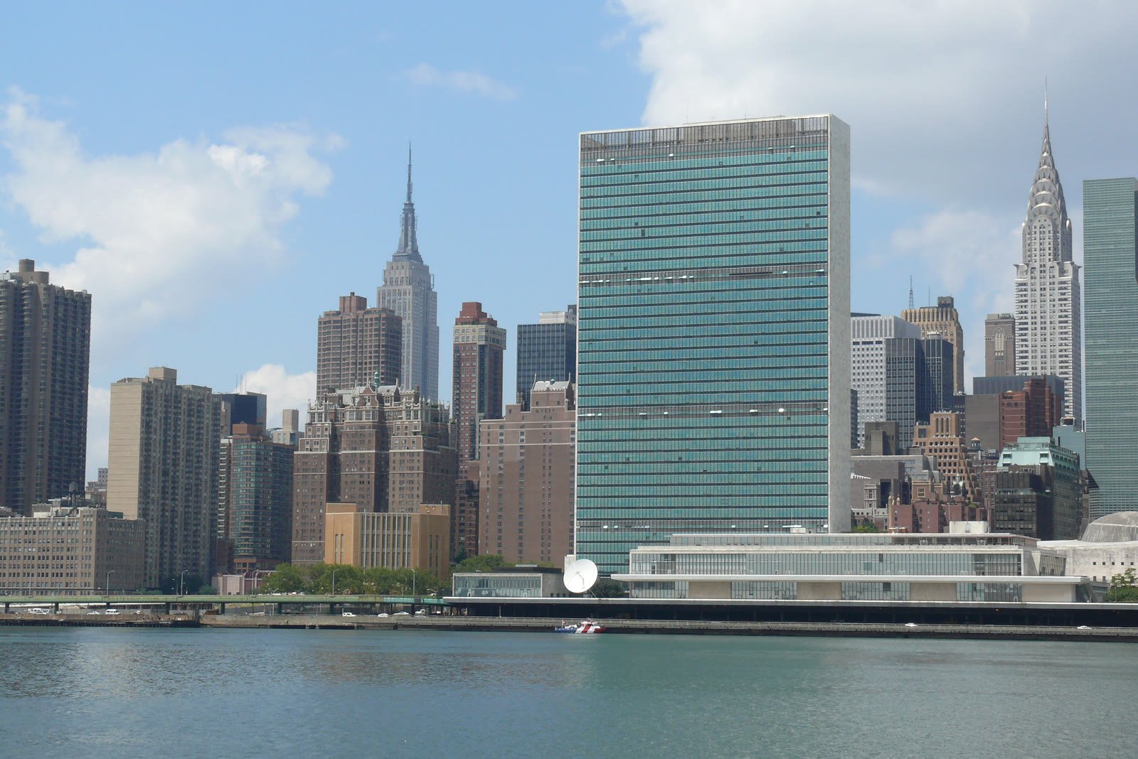 United Nations Headquarters with Chrysler and Empire State Buildings seen from the East River, New York — Ad Meskens / Wikimedia Commons (CC BY-SA 3.0)