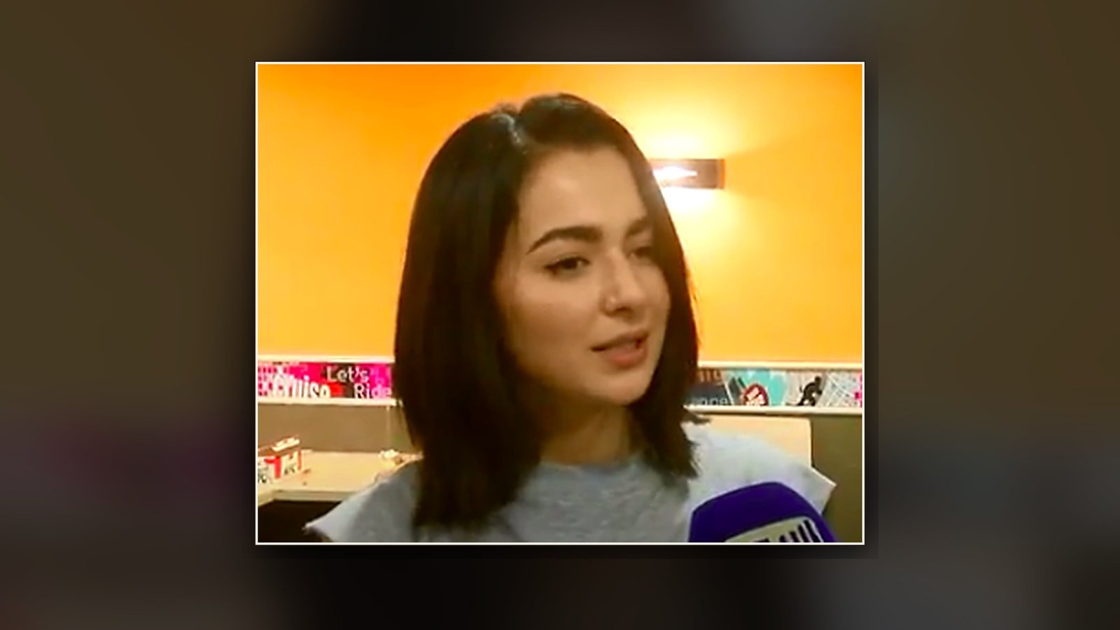 پاکستانی اداکارہ ہانیہ عامر (Hania Aamir) کی واضح شناخت والی تصویر — انٹرویو فریم، Wikimedia Commons