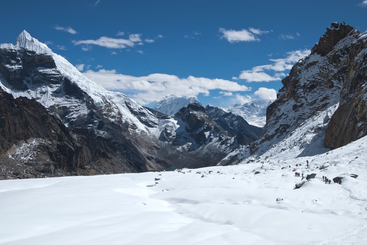 Snow-covered glacial field viewed from Cho La Pass, Nepal (Vyacheslav Argenberg, CC BY 4.0)