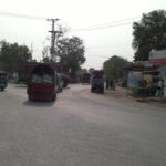 کوہاٹ–پشاور سڑک کا افقی منظر، کوہاٹ ضلع خیبر پختونخوا؛ خودکش حملے کی توضیحی سیاق و سباق تصویر، تشدد کی گرافک تصویر نہیں