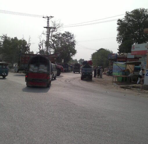 کوہاٹ–پشاور سڑک کا افقی منظر، کوہاٹ ضلع خیبر پختونخوا؛ خودکش حملے کی توضیحی سیاق و سباق تصویر، تشدد کی گرافک تصویر نہیں