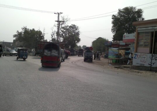 کوہاٹ–پشاور سڑک کا افقی منظر، کوہاٹ ضلع خیبر پختونخوا؛ خودکش حملے کی توضیحی سیاق و سباق تصویر، تشدد کی گرافک تصویر نہیں