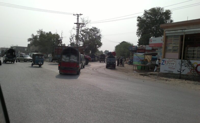 کوہاٹ–پشاور سڑک کا افقی منظر، کوہاٹ ضلع خیبر پختونخوا؛ خودکش حملے کی توضیحی سیاق و سباق تصویر، تشدد کی گرافک تصویر نہیں