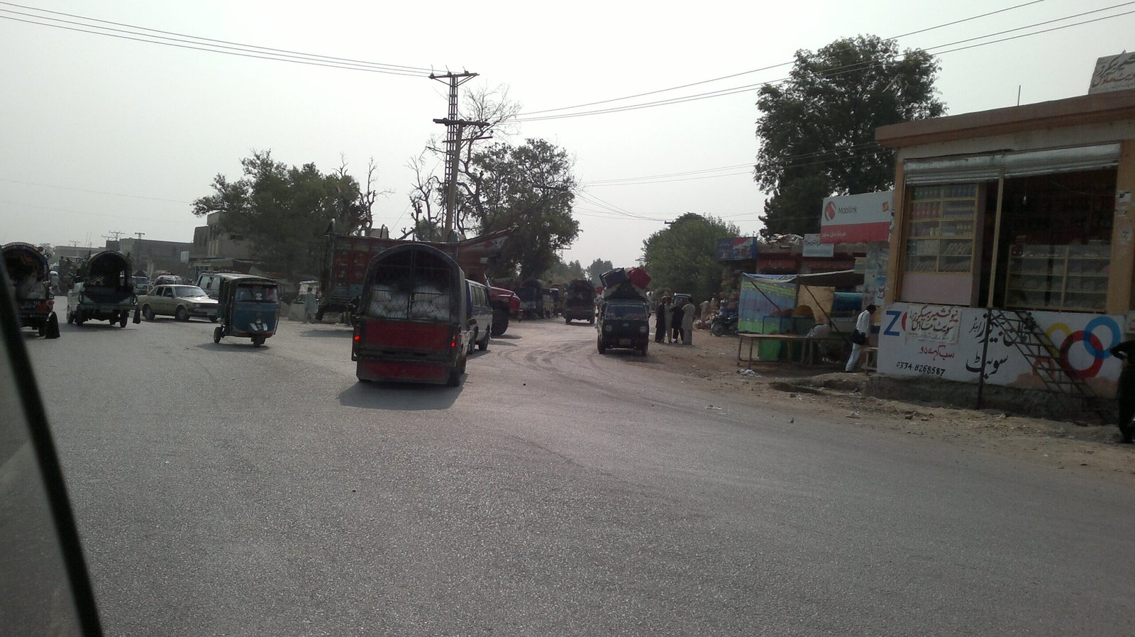 کوہاٹ–پشاور سڑک کا افقی منظر، کوہاٹ ضلع خیبر پختونخوا؛ خودکش حملے کی توضیحی سیاق و سباق تصویر، تشدد کی گرافک تصویر نہیں