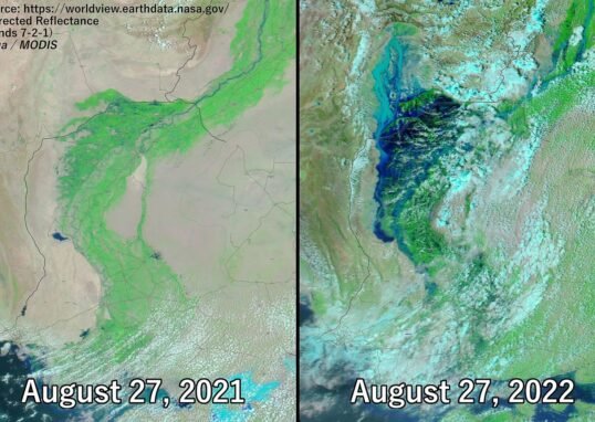 ناسا کی سیٹلائٹ تصاویر میں 27 اگست 2021 اور 27 اگست 2022 کو سندھ کا موازنہ، جس میں 2022 کے سیلاب کا وسیع پھیلاؤ نظر آ رہا ہے