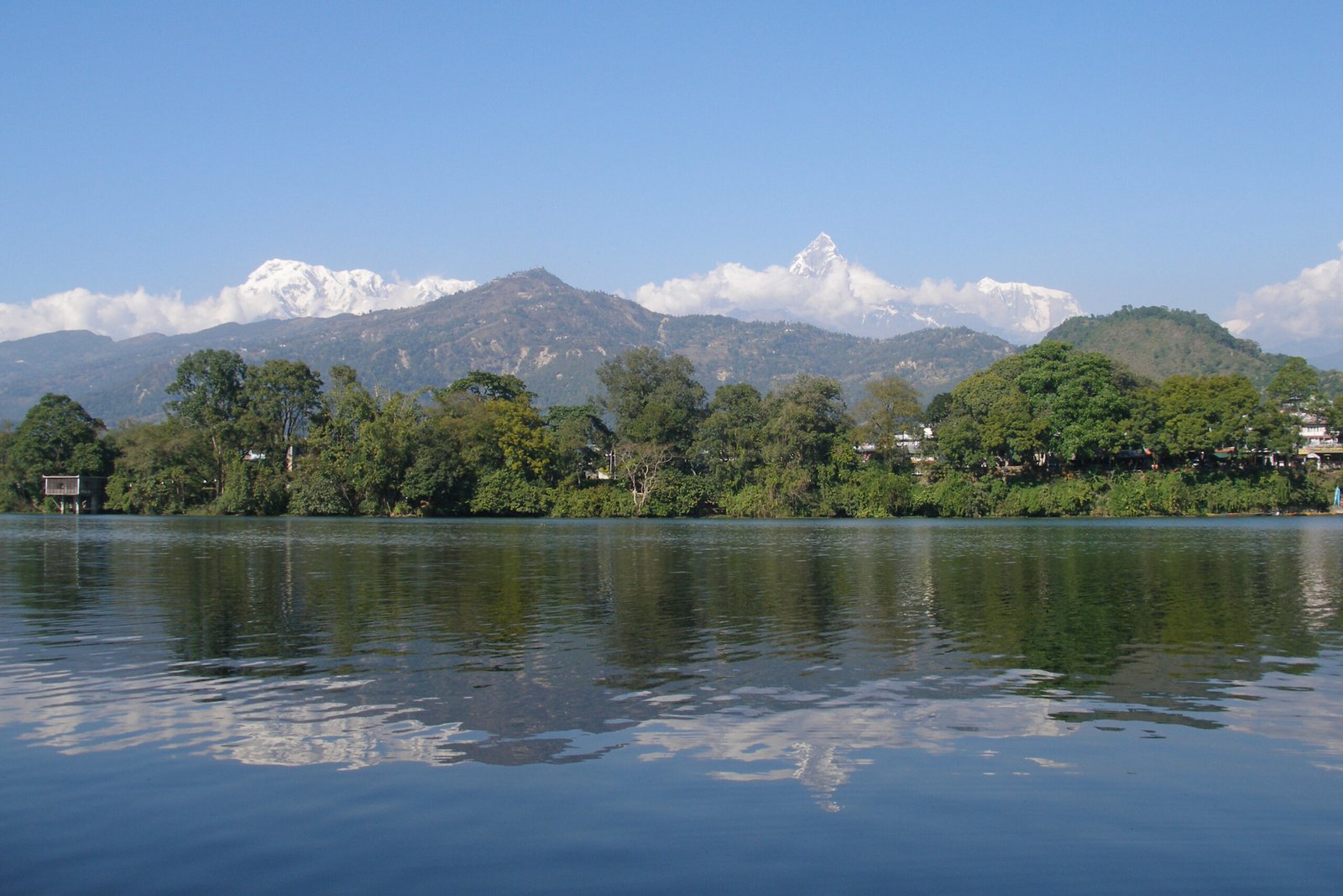 افقی منظر: پکھرہ میں فیوا جھیل؛ فلائے دبئی نئی پرواز کی توضیحی تصویر