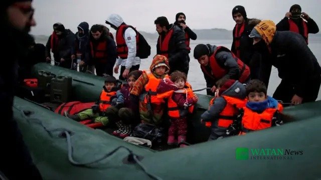 انگلش چینل میں چھوٹی کشتی سے اترتے تارکین وطن — برطانیہ فرانس تارکین وطن معاہدہ ختم