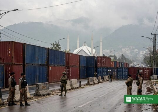 اسلام آباد سڑکیں: اسلام آباد کے داخلی راستوں پر سیکورٹی کنٹینرز — حکومت نے سڑکیں بند ہونے کی خبروں کی تردید کی ہے (علامتی تصویر)
