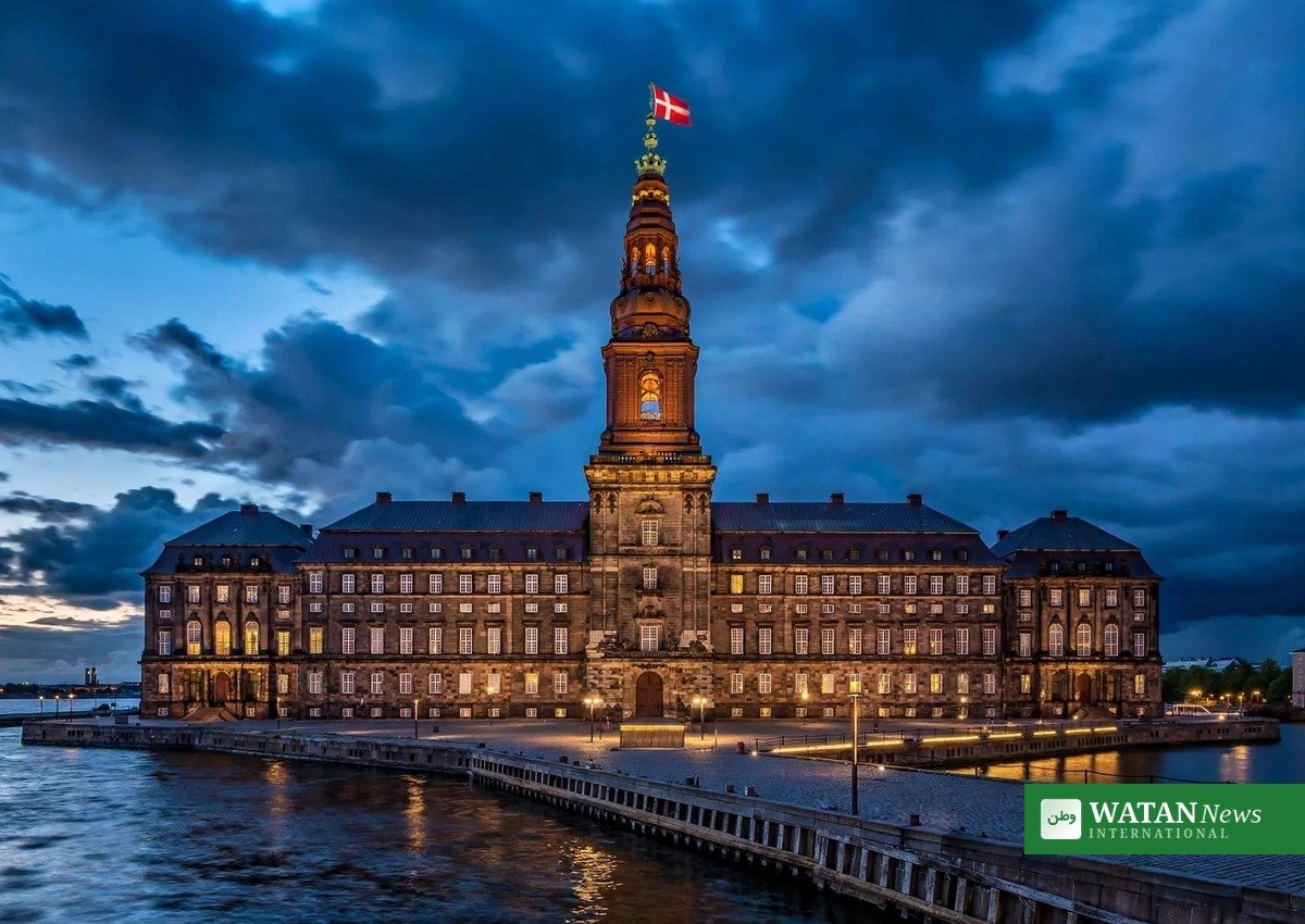 Christiansborg i København ved skumringstid — her vedtages de statsborgerskab regler, Venstre vil stramme (illustration: Watan News)