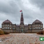 Christiansborg, sæde for Folketinget — Troels Lund Poulsen forventer samlet V-afstemning om sprøjteforbud