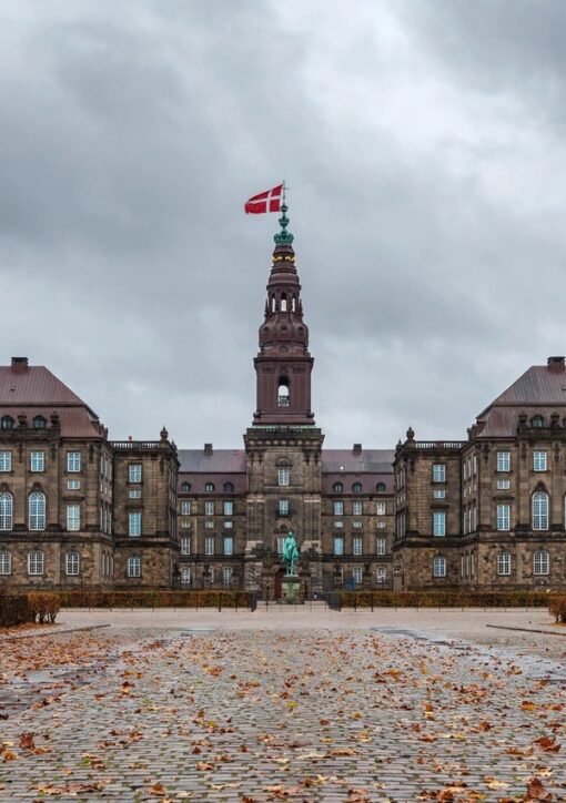 Christiansborg, sæde for Folketinget — Troels Lund Poulsen forventer samlet V-afstemning om sprøjteforbud