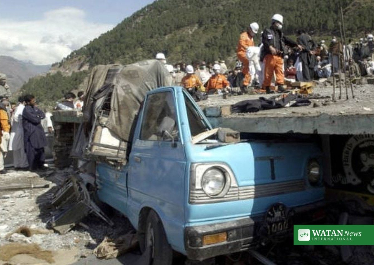 Redningsmandskab arbejder blandt ruinerne efter jordskælvet i Pakistan i 2005