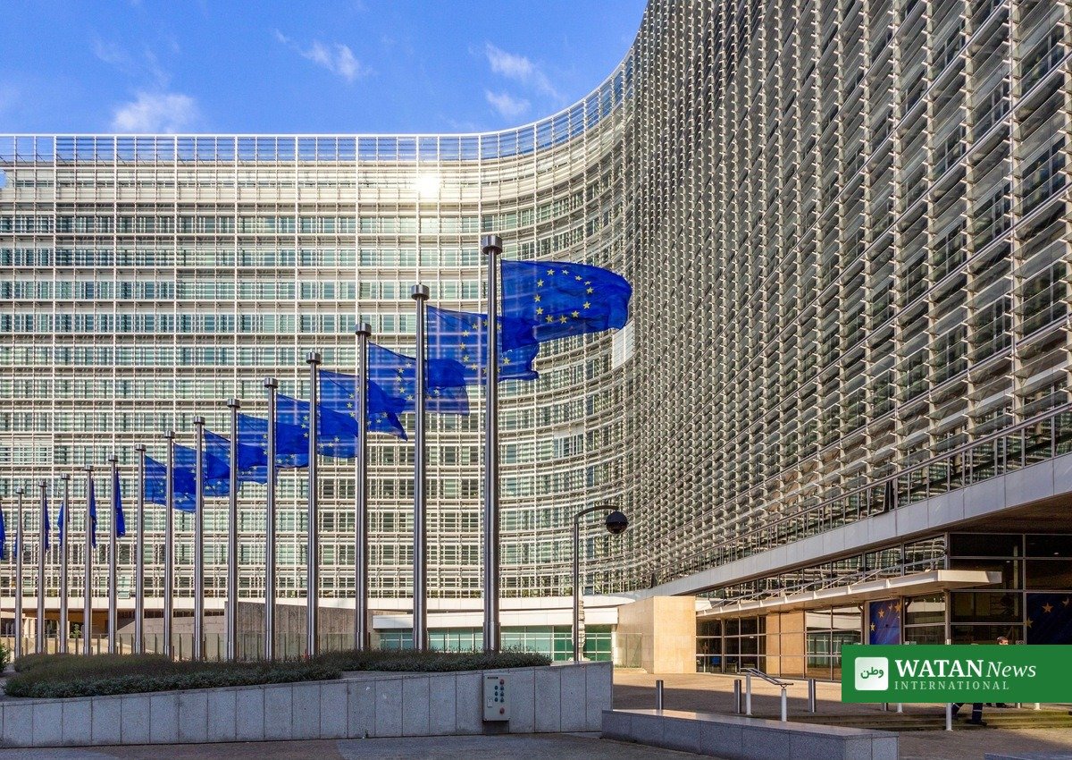 EU-flag foran EU-bygning i Bruxelles