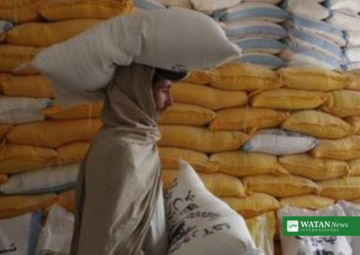 آٹے کی قیمت میں اضافہ — مزدور آٹے کا تھیلا اٹھائے ہوئے