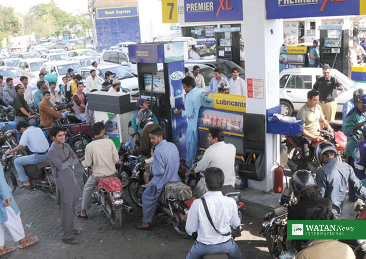 Crowded Pakistan petrol pump, Pakistan petrol price cut to Rs398.30