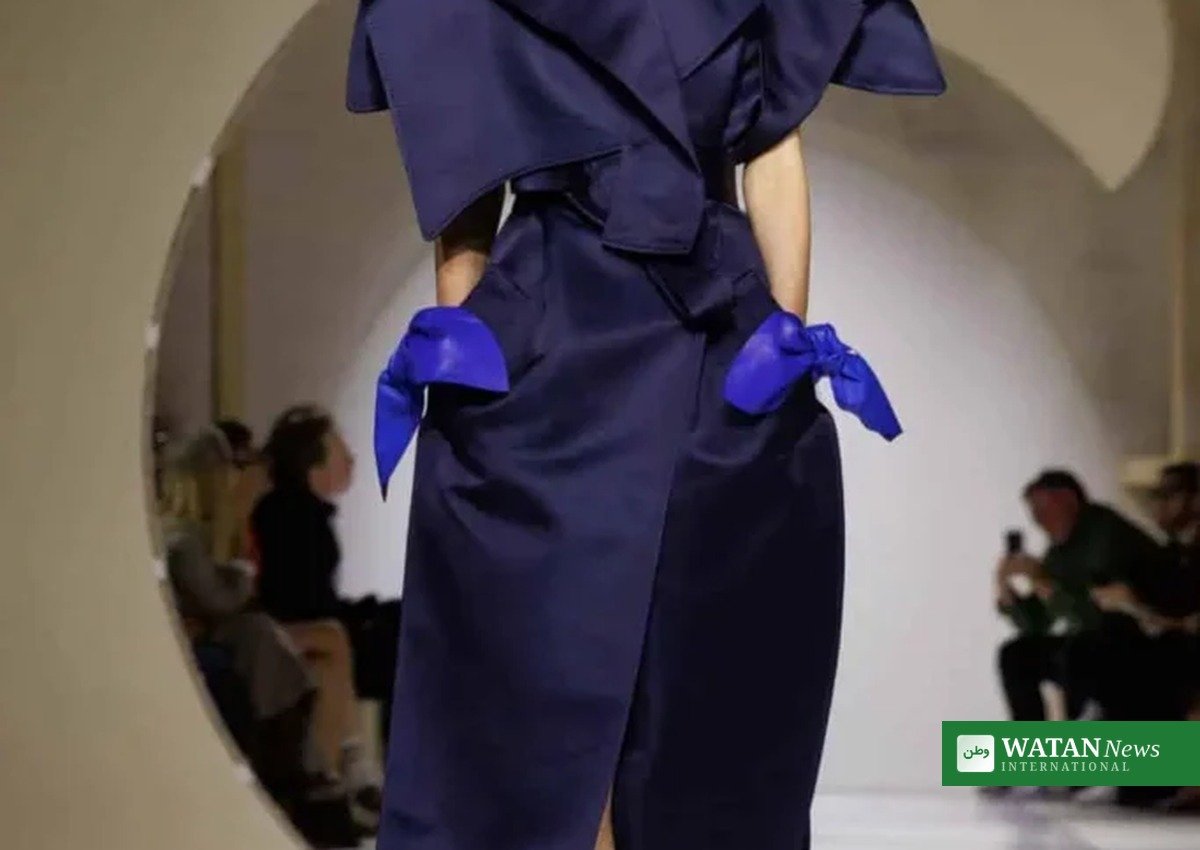 Sculpted navy coat with blue accents, Givenchy SS27