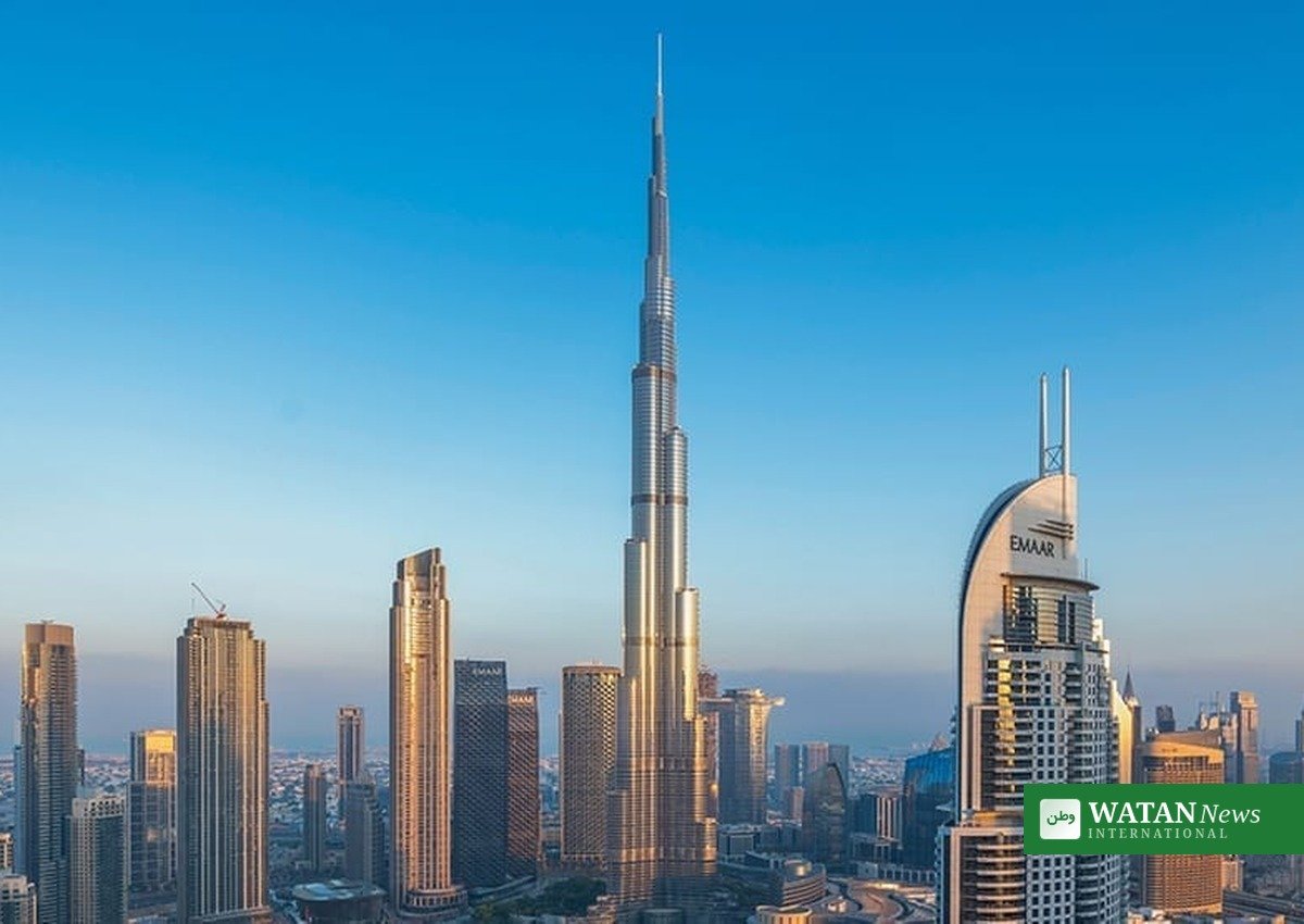 Dubais skyline med Burj Khalifa ved solnedgang