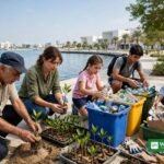Frivillige planter mangroveplanter og sorterer genbrugsmaterialer ved en havnepromenade i Doha under Qatar Sustainability Week 2026