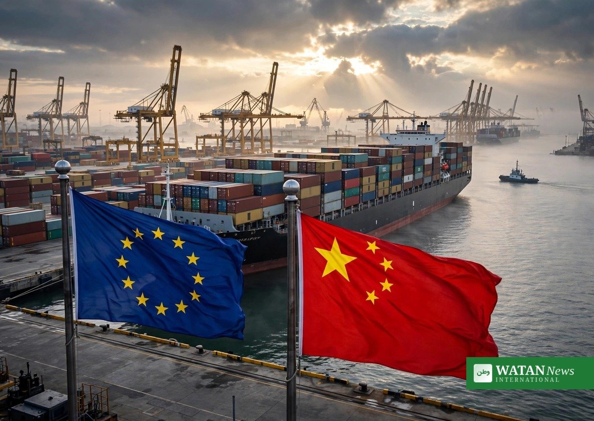 EU's og Kinas flag ved containerhavn – EU Kina handelskonflikt eskalerer med rekordstort handelsunderskud