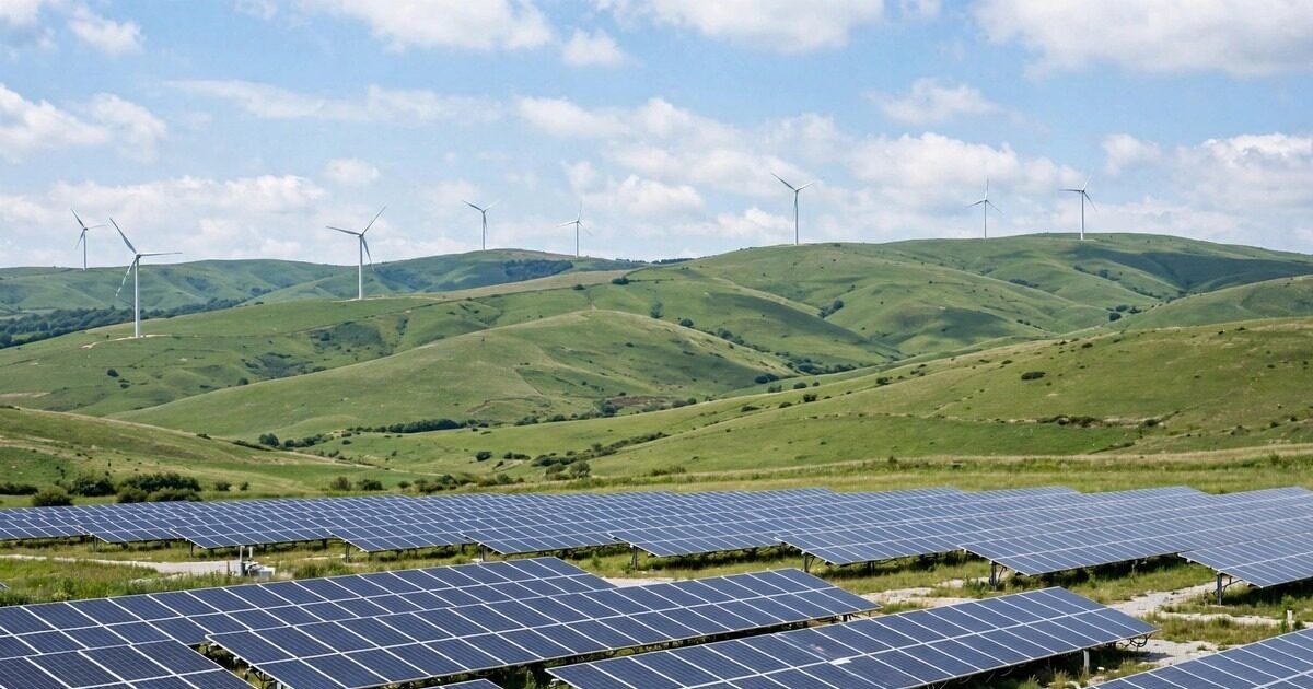 روشن آسمان تلے شمسی پینل اور ونڈ ٹربائن — آئی آر ای این اے کے 2026 آؤٹ لک کے مطابق قابلِ تجدید بجلی کی صلاحیت 5.2 سے 38.2 ٹیراواٹ تک بڑھانی ہو گی