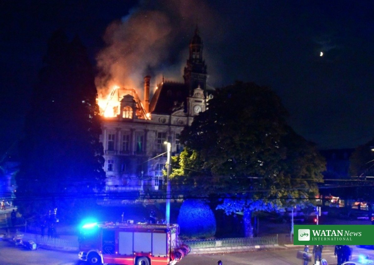 Limoges town hall fire: firefighters and police before the burning Limoges Town Hall on October 17, 2026